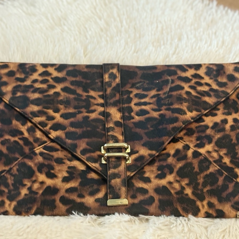 Leopard Print Clutch 🐆